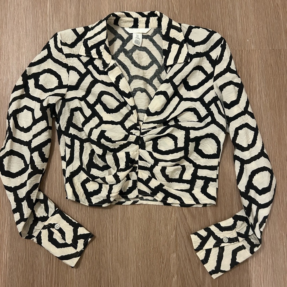 H&M Black and Tan Geometric Button Down Cropped Shirt